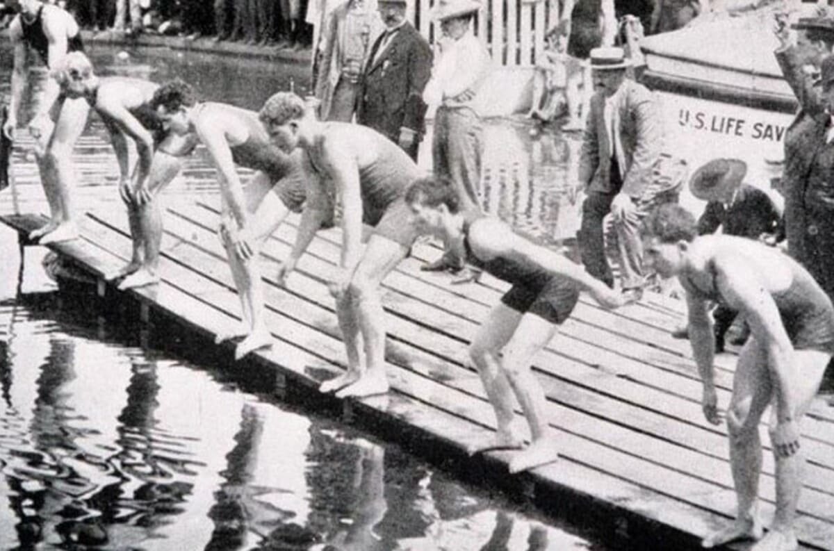 Natação com obstáculos - Outra modalidade insólita que foi disputada nas águas de Paris, em 1900. Os atletas precisavam nadar e passar por três barreiras formadas por barcos. 