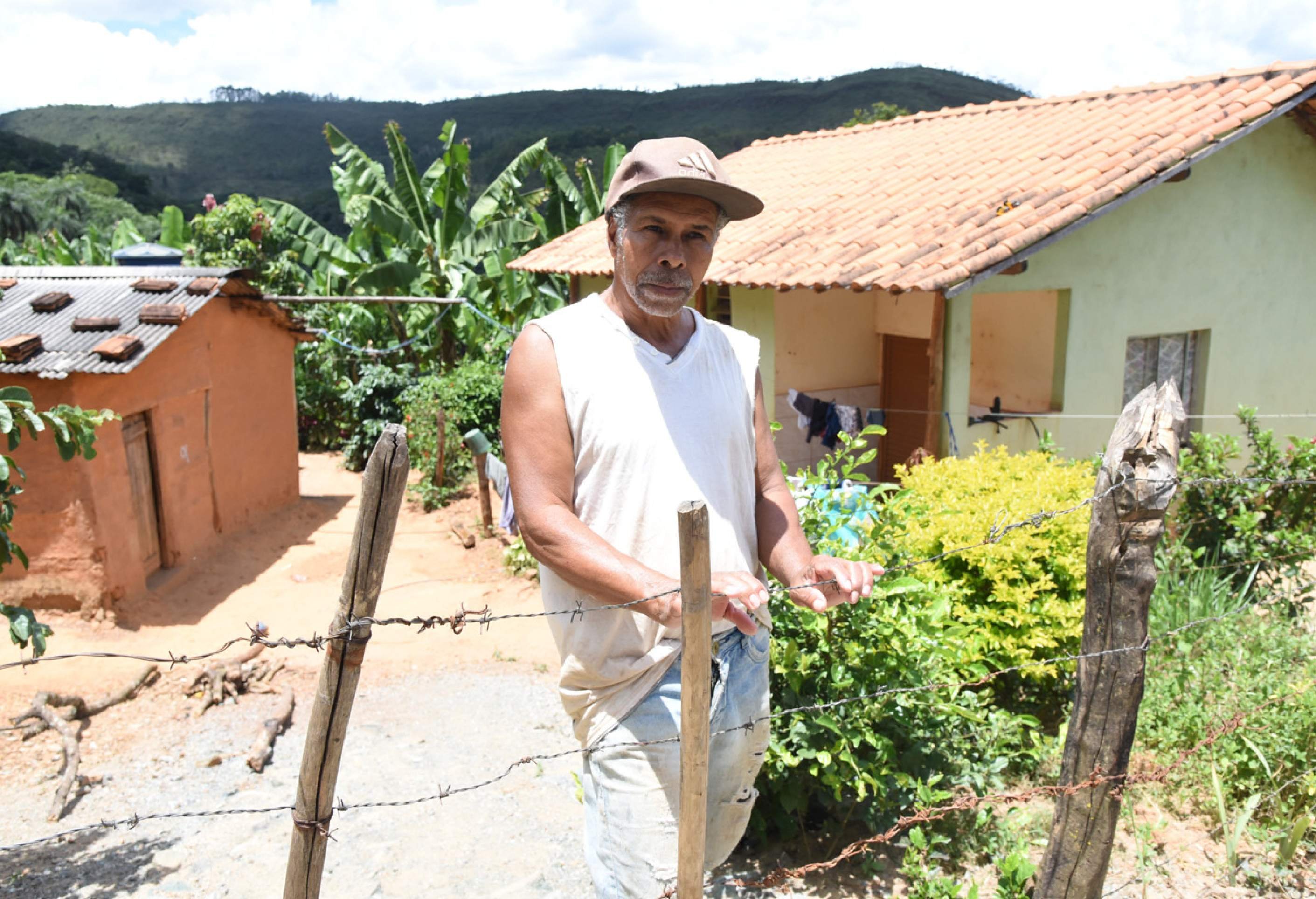 Paulo Tomás Rodrigues, contemplado pelo Minha Casa, Minha Vida há sete anos, vive em uma casa feita de madeira e barro no povoado de Cândidas