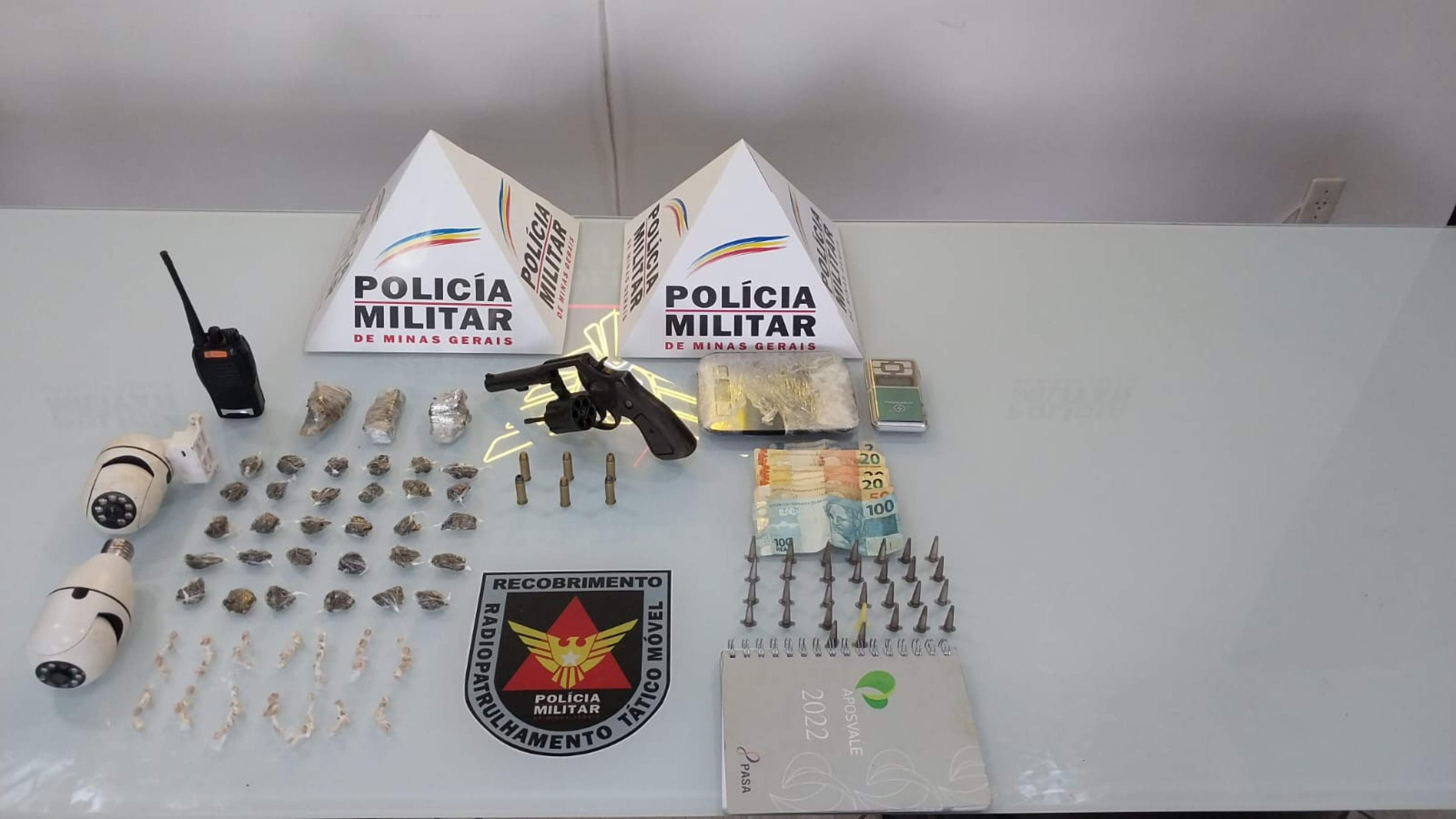 Suspeitos de traficar drogas e ameaçar moradores são presos em Minas