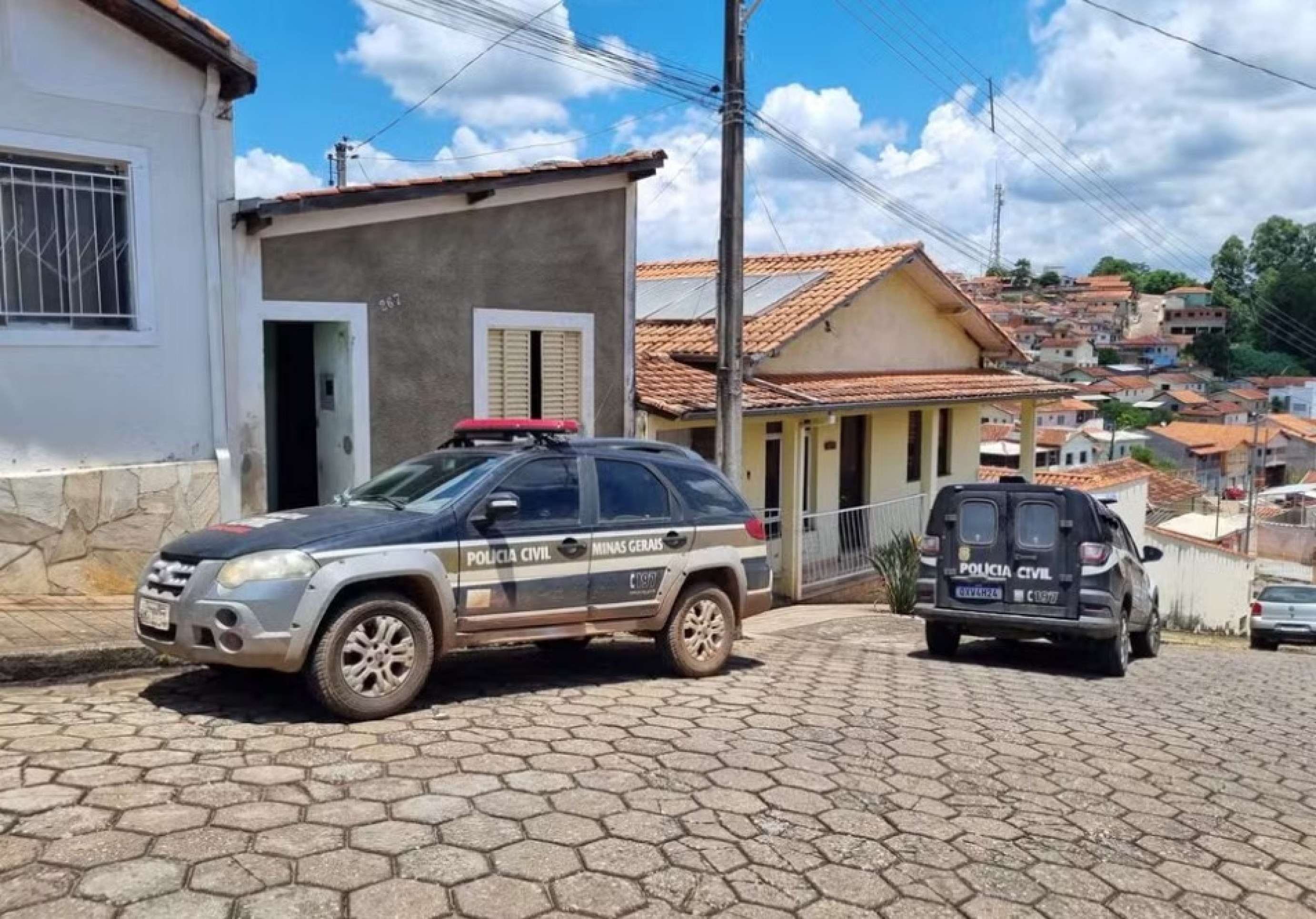 PC encontra corpo esquartejado e enterrado em cozinha de casa no Sul de MG