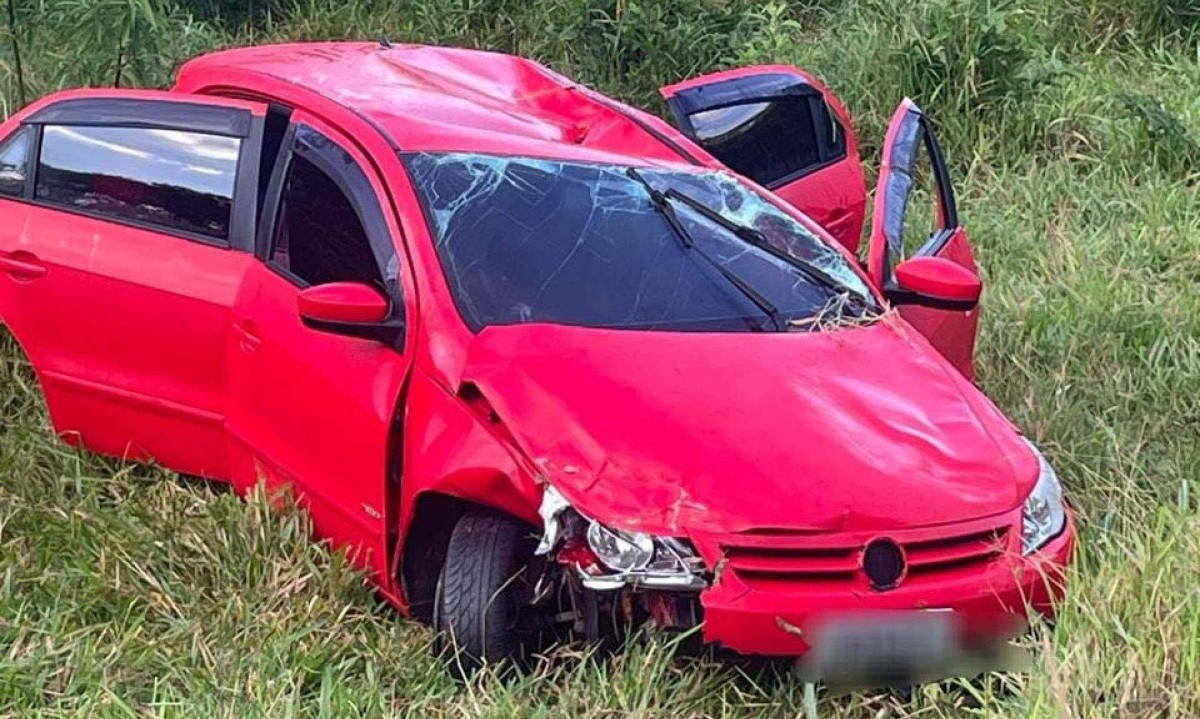Carro foi parar longe da pista, atingindo área de vegetação -  (crédito: CBMMG)