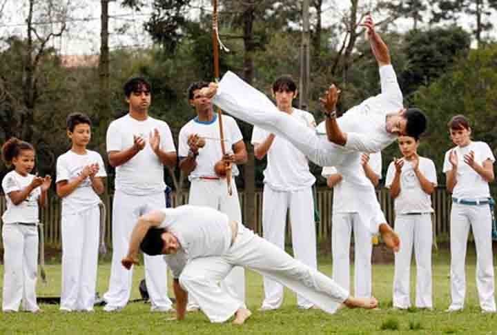 Capoeira- Tem raÃ­zes nas lutas e danÃ§as de origem africana, trazidas pelos escravos para o Brasil no perÃ­odo colonial. Sua tÃ©cnica combina movimentos acrobÃ¡ticos, ataques, esquivas e golpes de perna. Envolve mÃºsica e ritmo, com som de atabaques. 