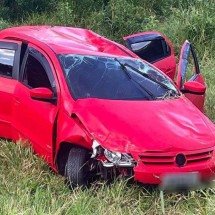 Homem morre ao capotar carro em rodovia e atingir área de vegetação em MG - CBMMG