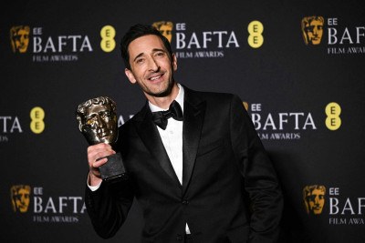 O ator Adrien Brody, forte candidato ao Oscar, com o troféu do Bafta por sua atuação em 'O brutalista' -  (crédito: Justin Tallis/AFP)