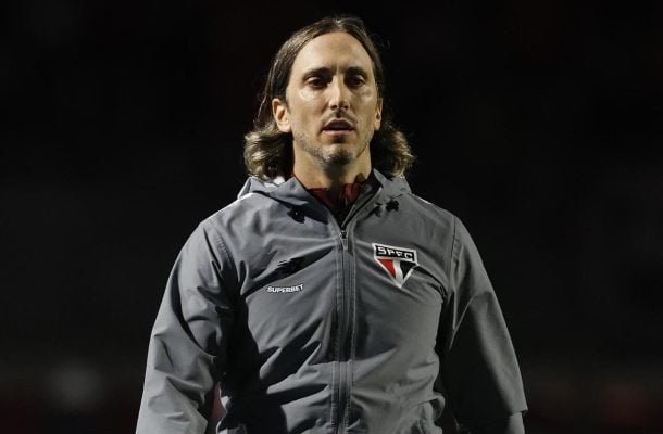 ZUBELDÍA - Viu o time ser inferior ao Palmeiras, principalmente no segundo tempo. Entretanto, as entradas de Lucas  e Oscar equilibraram mais a partida no segundo tempo - Nota 5,5 - Rubens Chiri/Saopaulofc.net