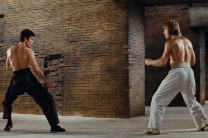 O ator Chuck Norris popularizou o karatê no cinema de ação dos EUA, como um dos mais renomados artistas marciais da história. Na foto, ele luta com o maior expoente, Bruce Lee, uma lenda nas artes marciais, especialista em diversas modalidades.