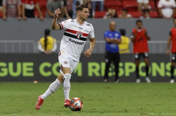 CÉDRIC SOARES - Substituiu Igor Vinicius, deixou mais espaços na defesa e recebeu cartão amarelo - Nota 6,0 - Rubens Chiri/Saopaulofc.net
