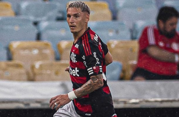 VARELA - Jogou improvisado na lateral-esquerda. Teve mais dificuldade no segundo tempo, quando o Vasco explorou mais o seu setor. NOTA: 5,0 - Foto: Divulgação / Flamengo