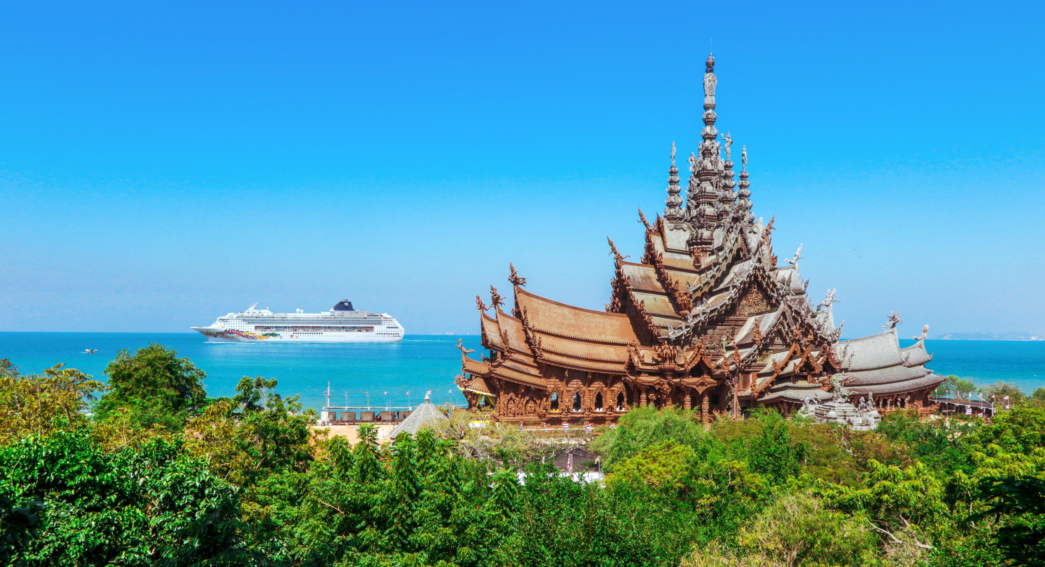 Vista panorâmica para o Santuário da Verdade, com o fundo do mar azul em Pattaya, Tailândia Vista panorâmica para o Santuário da Verdade, com o fundo do mar azul em Pattaya, Tailândia