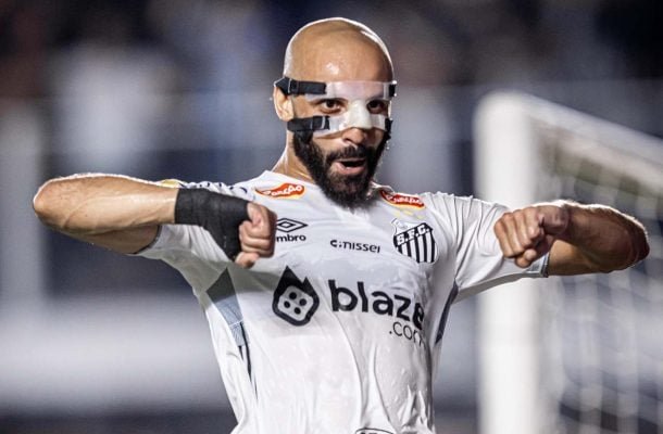 THACIANO – Jogou na frente, mas abriu espaços, principalmente para Neymar. Porém, apareceu na área e estava no lugar certo para fazer o segundo gol do Santos. NOTA: 6,0- Divulgação / Santos