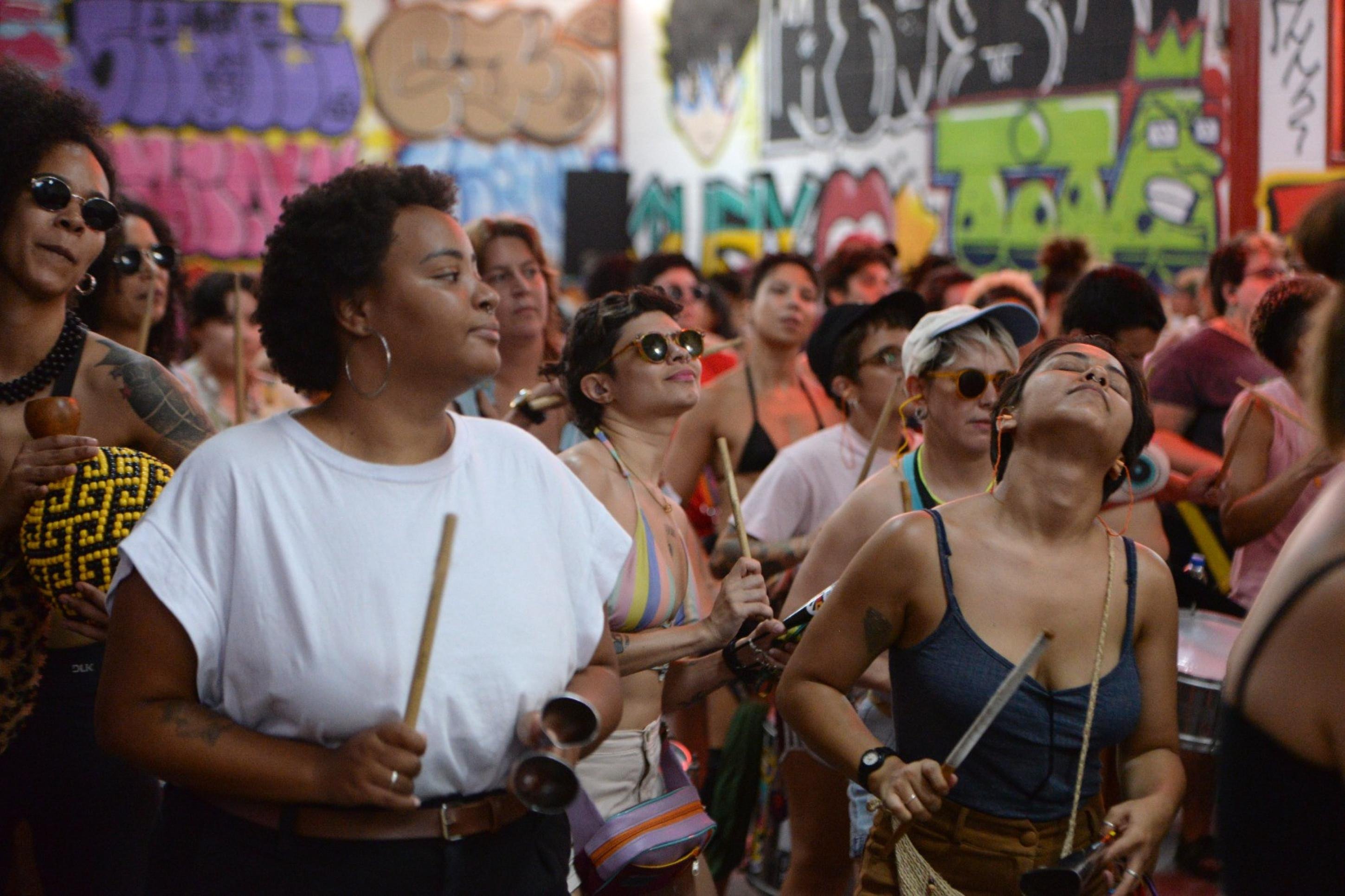 Truck do Desejo reúne comunidade LGBTQIA+ em ensaio de carnaval 