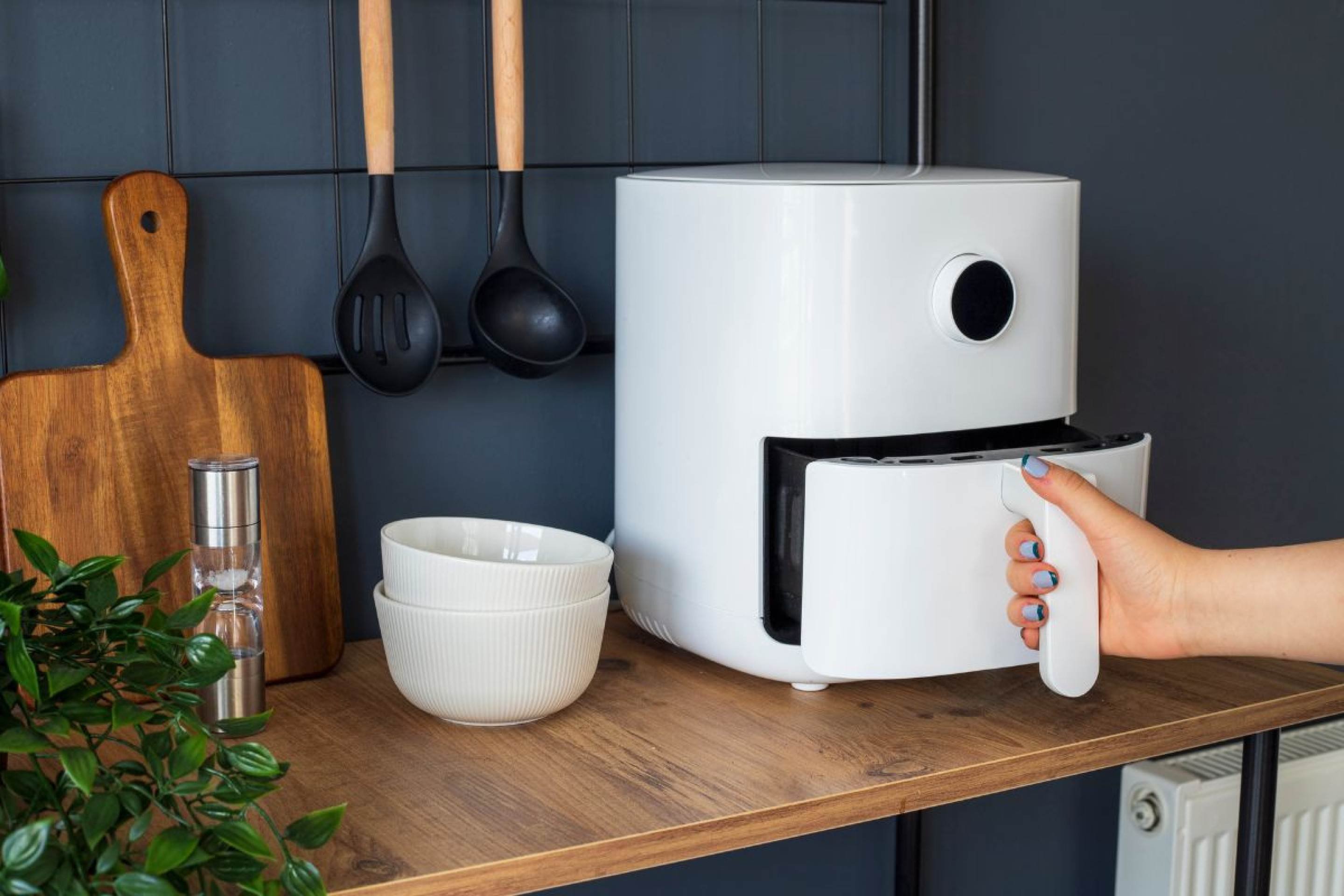 Air fryer branca e utensílios de cozinha 