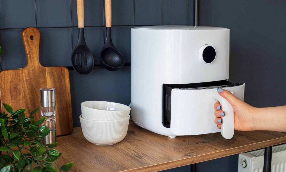 Air fryer branca e utens&iacute;lios de cozinha 