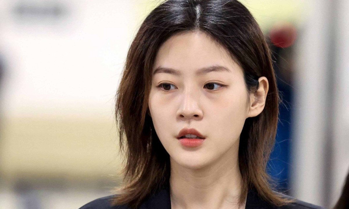  Kim Sae-ron chega ao Tribunal Distrital Central de Seul, na Coreia do Sul, em 2023, para o julgamento por um suposto caso de dirigir embriagada     -  (crédito:  YONHAP / AFP)