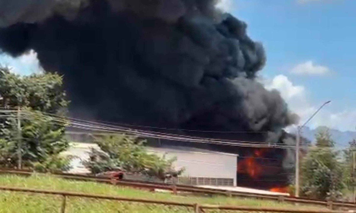 O incêndio começou por volta das 10h40 desta segunda-feira (17/2) -  (crédito: Reprodução / Redes Sociais)