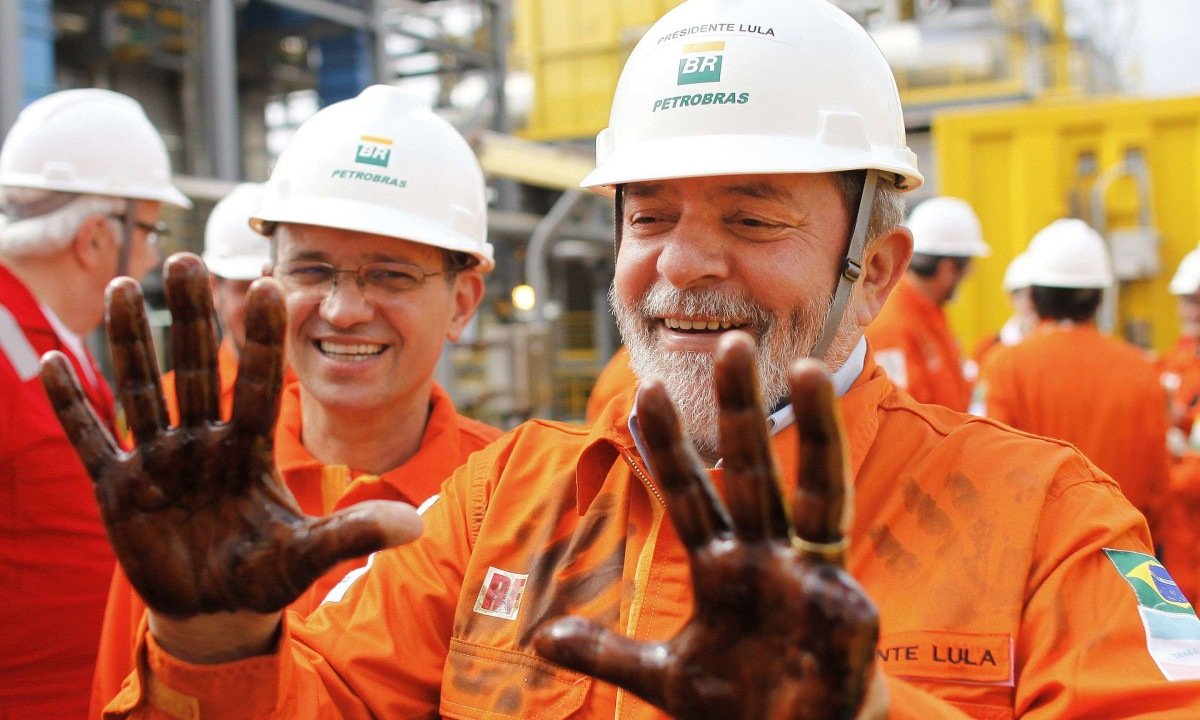 Lula em plataforma da Petrobras mostra mãos sujas de petróleo -  (crédito: Partido dos Trabalhadores/divulgação)