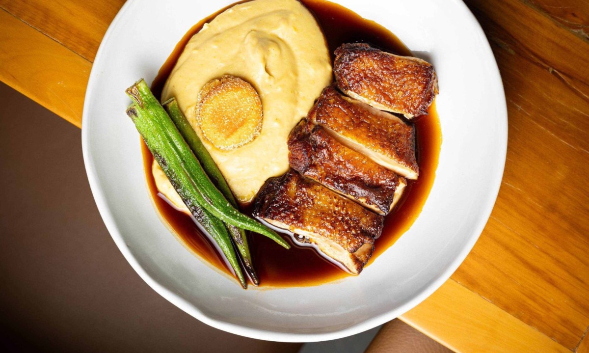 Sobrecoxa de frango grelhada, caldo de galinha, angu de milho verde, quiabo e gema -  (crédito: Victor Schwaner/DivulgaÃ§Ã£o)