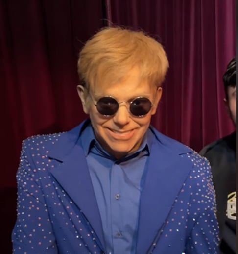 O rosto de Elton John tambÃ©m deu uma boa murchada. 