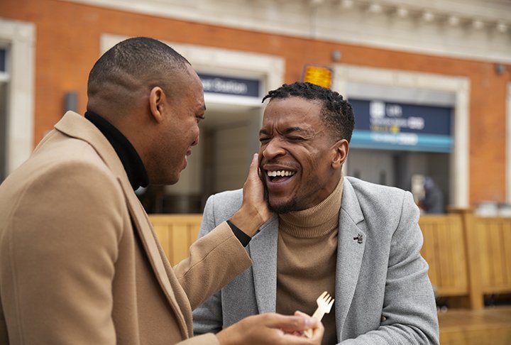 - Os envolvidos afirmam que estão em um relacionamento amoroso, sem nenhum vínculo de casamento;