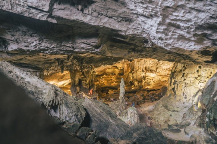 Apesar dessas descobertas significativas, apenas 20% da área decorada do período paleolítico foi investigada, com partes da caverna permanecendo inexploradas.