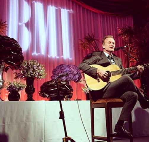 Com influências de diversos gêneros, especialmente jazz, punk e reggae, o The Police foi uma das bandas de rock mais bem sucedidas da década de 80. 
-Instagram @theofficialsting