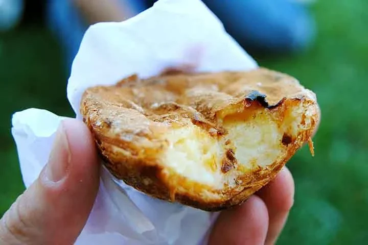 AlÃ©m de terem a receita original como parte da cultura portuguesa, outros costumes foram inventados atravÃ©s do consumo do Pastel de BelÃ©m. Com influÃªncia do provÃ©rbio â??Noiva que come pastel, nÃ£o tira mais o anelâ?, Ã© comum ver recÃ©m-casadas comendo Pastel de BelÃ©m no dia do casÃ³rio.