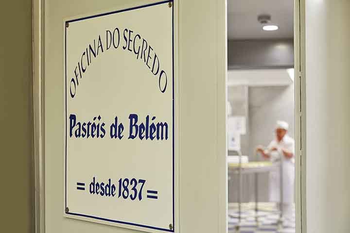 Ponto obrigatório para quem visita a capital Portugal, Lisboa, a Confeitaria de Belém, fundada em 1837, é a pioneira na fabricação da famosa iguaria “Pastel de Belém” (o famoso pastel de nata).