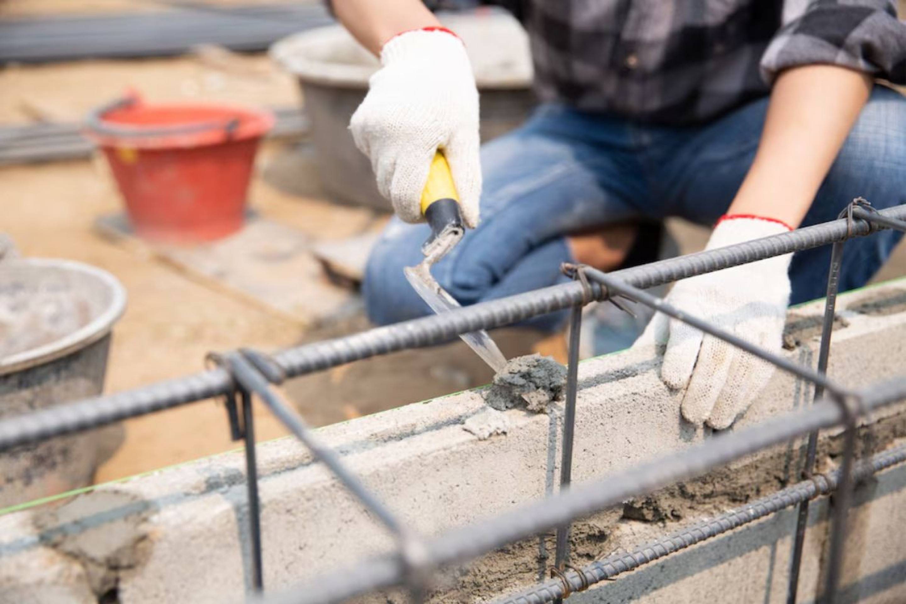Antes de começar qualquer reforma ou construção, lembre-se: um erro que parece pequeno pode custar muito no final! Pedreiro passando argamassa nos blocos de concreto