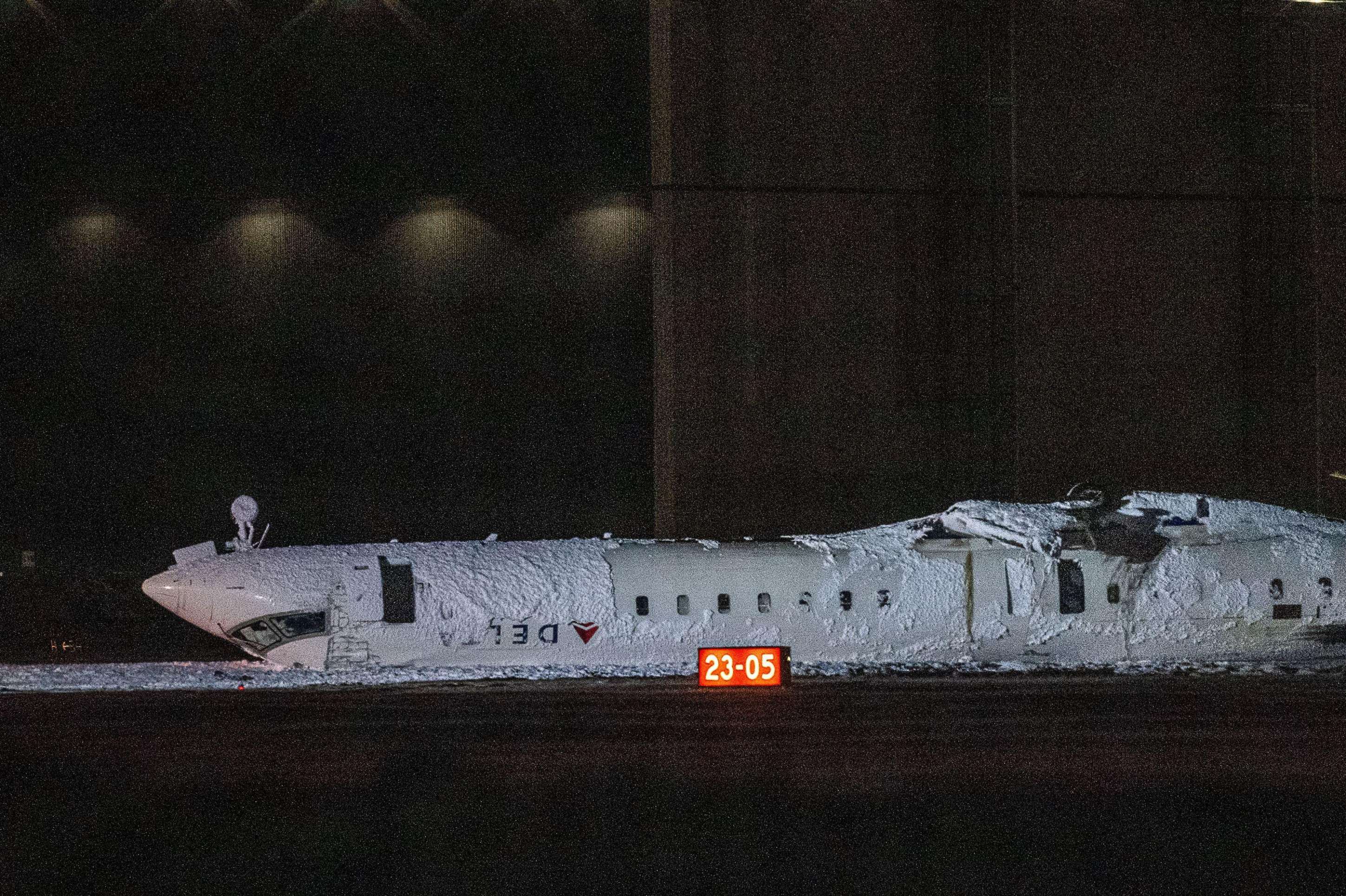 As impressionantes fotos de avião que capotou ao pousar no Canadá, deixando feridos