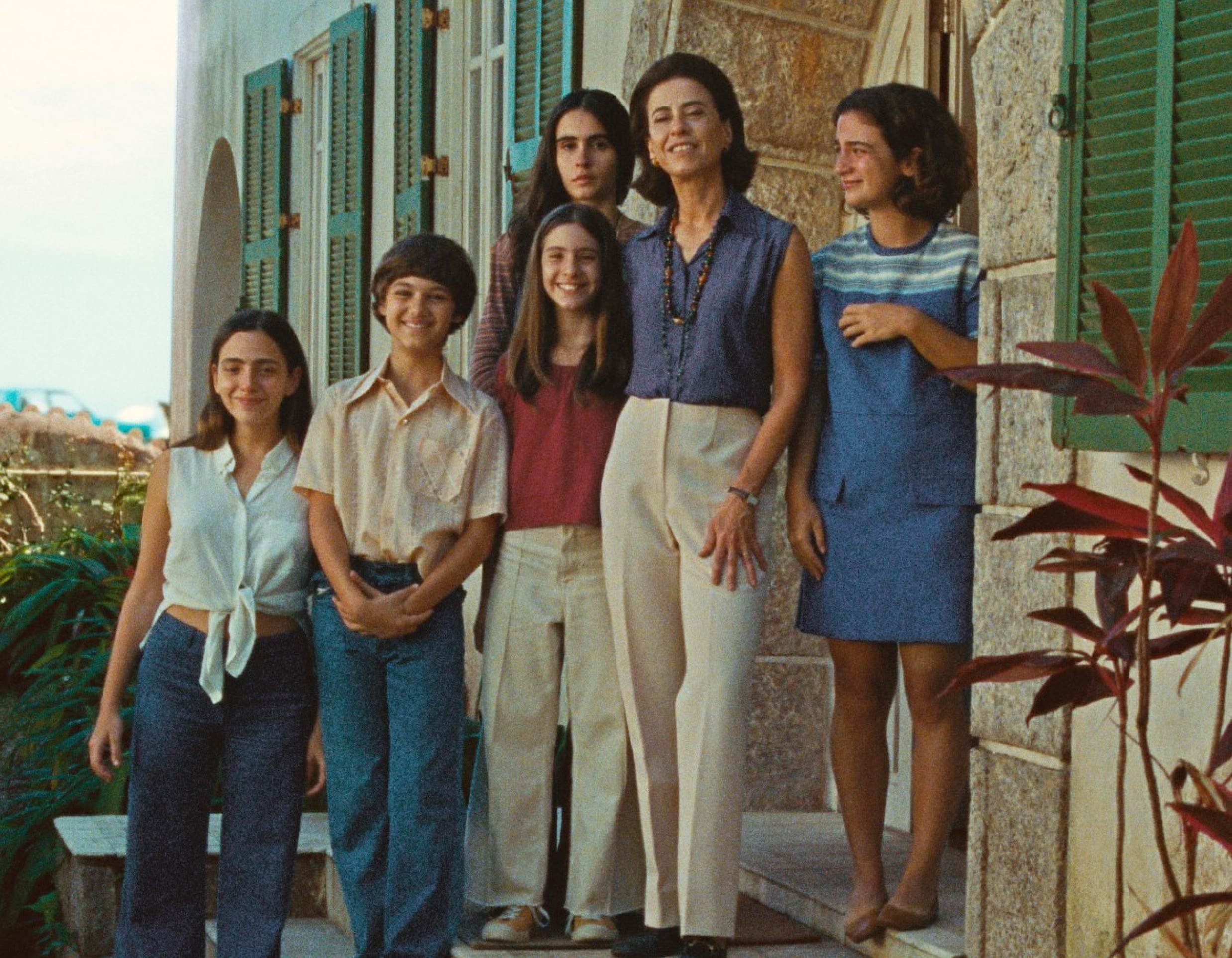 Atriz Fernanda Torres como Eunice Paiva ao lado dos cinco filhos, personagens do filme, posa para foto