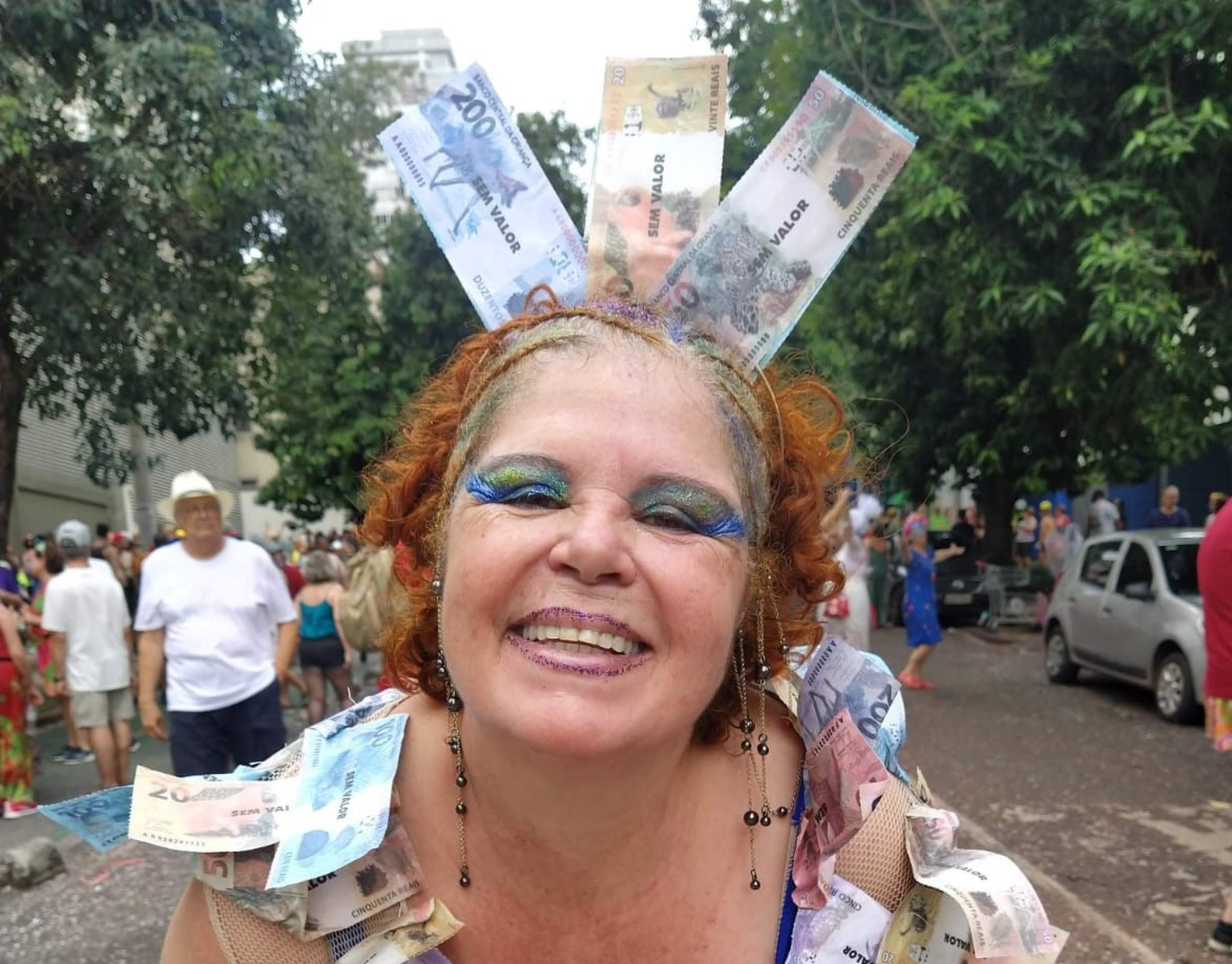 Ana Cristina com fantasia premiada que traz notas de dinheiro estampadas com animais já desparecidos do planeta