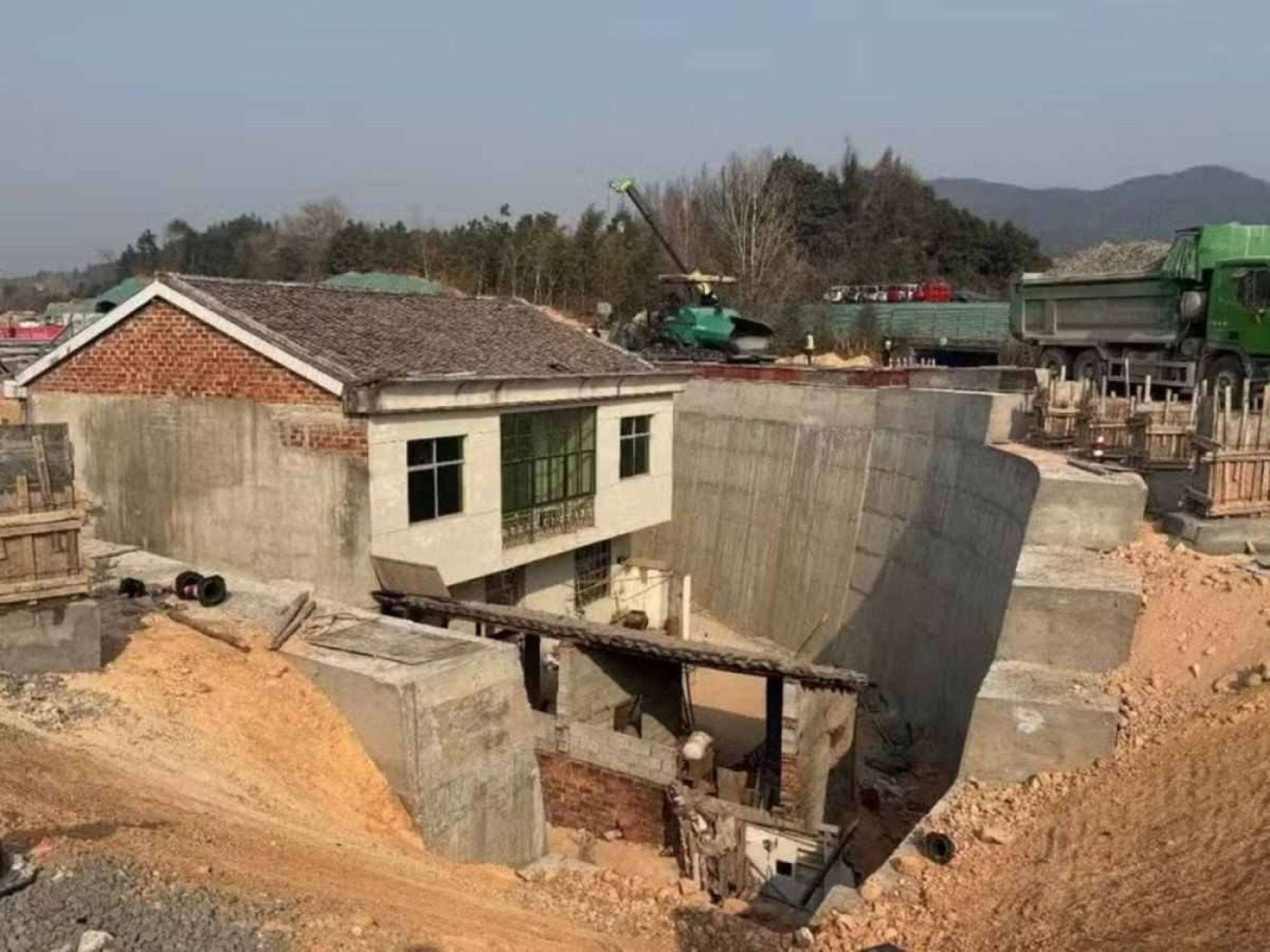 Chinês ‘ilhado’ em rodovia viraliza nas redes sociais