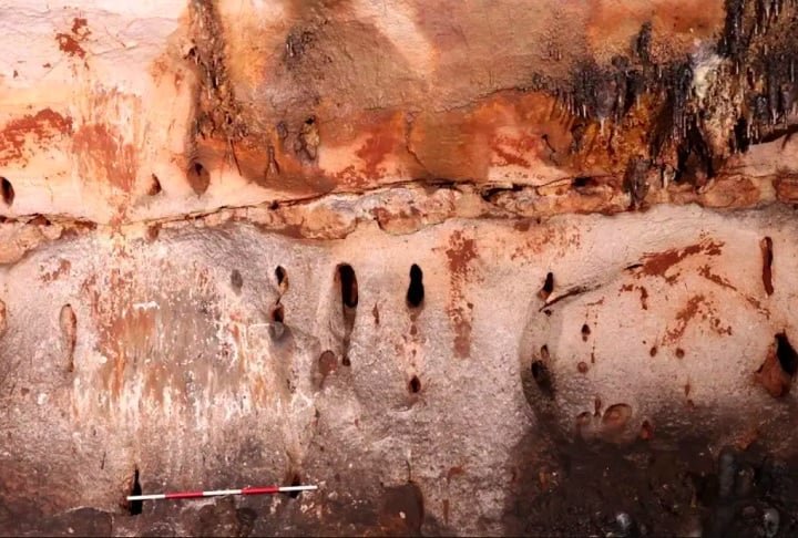 Essa caverna, parcialmente submersa, é reconhecida como o maior santuário de arte paleolítica da Península Ibérica.