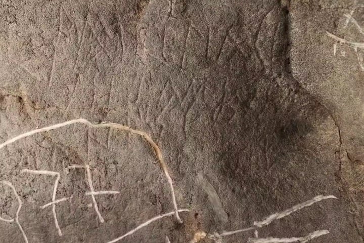 Além disso, foram encontradas 15 inscrições nas rochas, provavelmente feitas por habitantes locais durante a dominação romana, há aproximadamente 1,9 mil anos, indicando que a caverna era considerada um espaço sagrado.