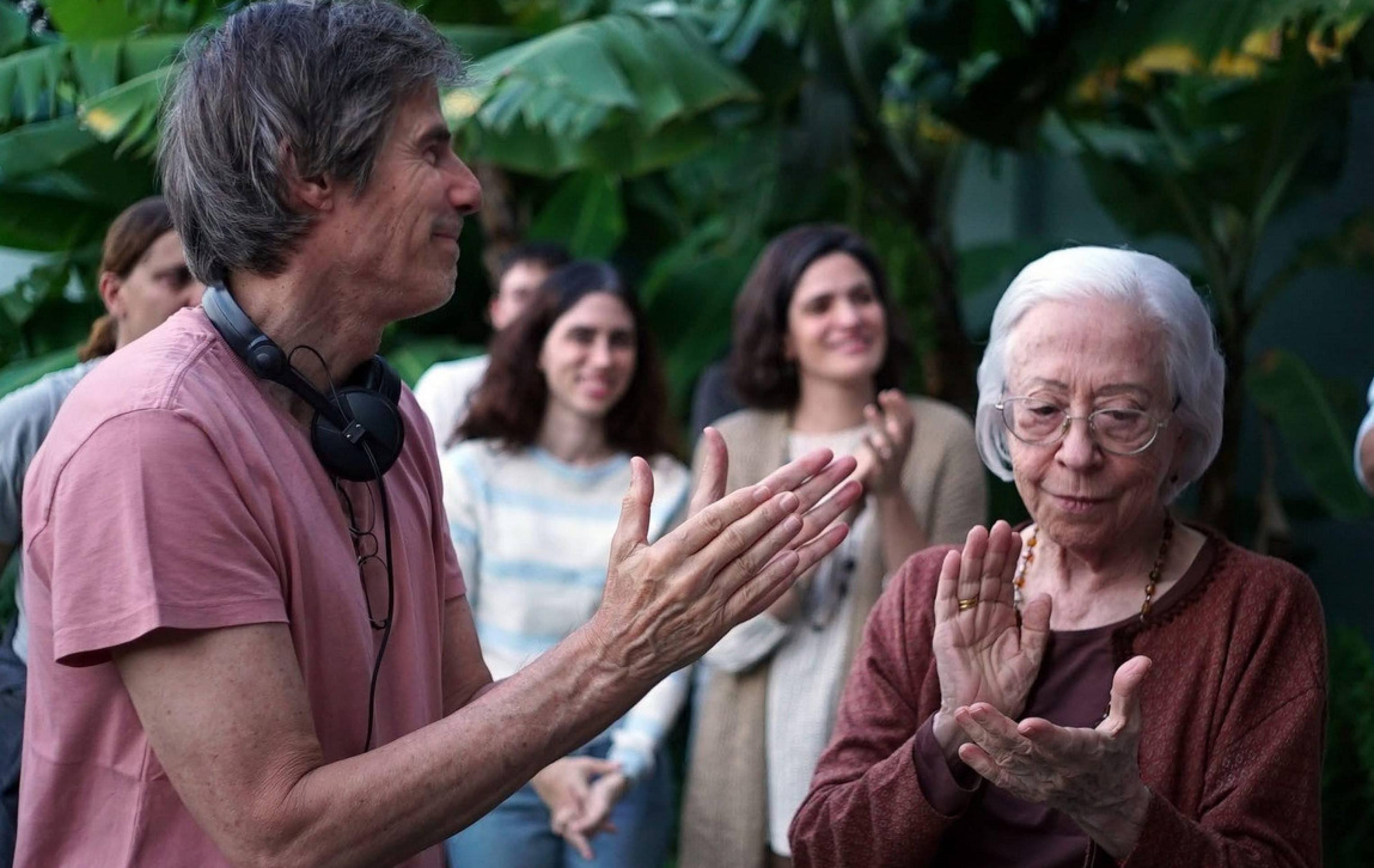 Walter Salles e Fernanda Montenegro batem palmas no set de Ainda estou aqui