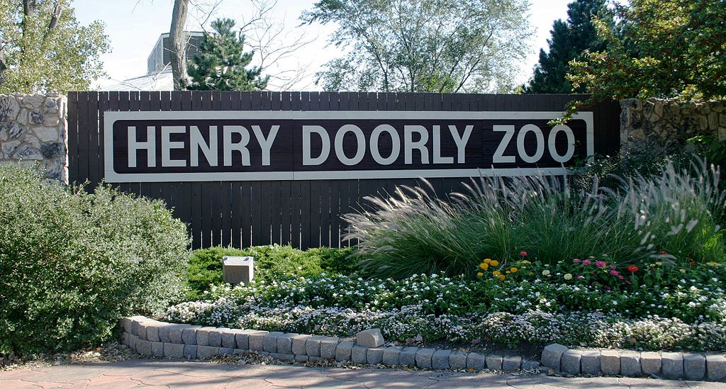O caso aconteceu no zoológico de Omaha, no estado do Nebraska, na região central dos Estados Unidos. O Zoológico Henry Doorly é um dos mais renomados e  visitados dos Estados Unidos. Ele é famoso por suas inovações em exibições e conservação de espécies. 
