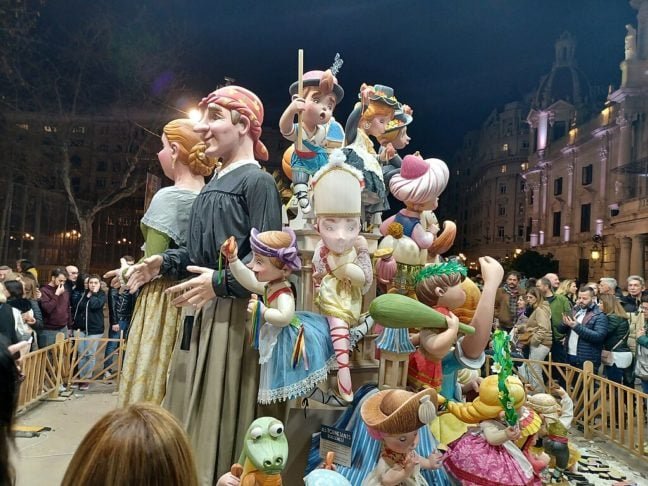 A cidade celebra anualmente as Las Fallas, uma festa tradicional que ocorre em março, com desfiles, fogos de artifício e a queima de esculturas de madeira e papelão.