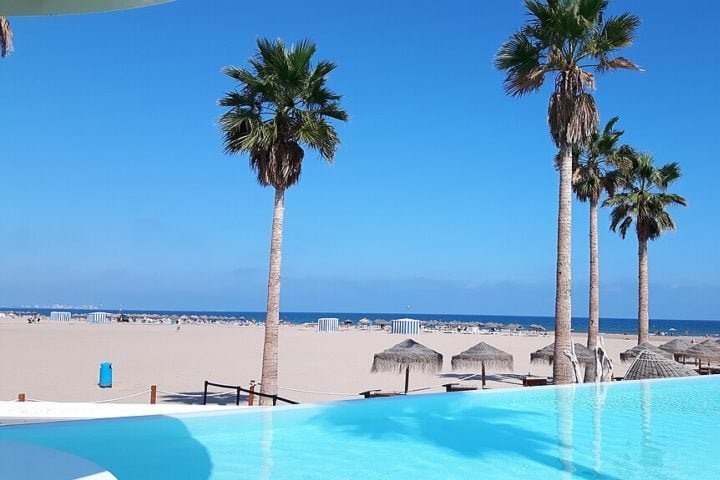 Valência também é famosa por suas praias, como a Playa de la Malvarrosa, e por ser o berço da paella, um dos pratos mais icônicos da culinária espanhola. 