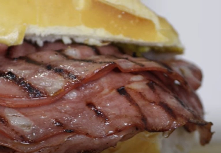 A mortadela foi trazida por imigrantes italianos e rapidamente incorporada na culinÃ¡ria brasileira devido ao seu custo-benefÃ­cio.
