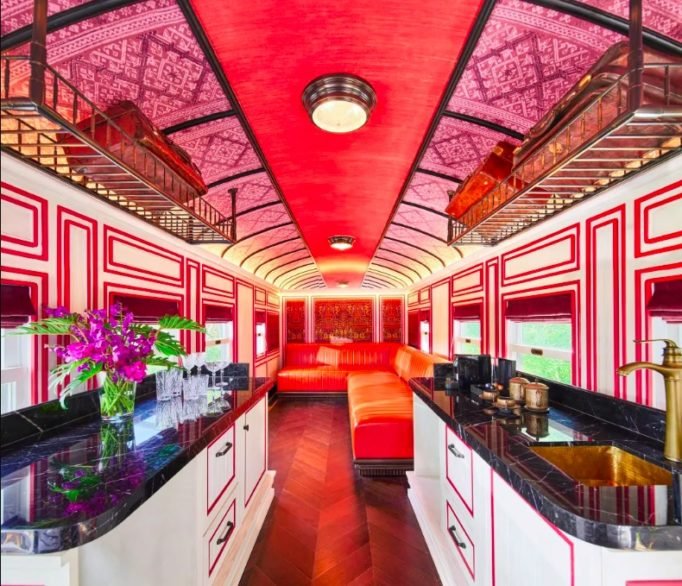 Por ter viajado muito, o americano conheceu muitos dos principais trens luxuosos em diferentes partes do mundo e chegou a passar um verão guiando grupos de idosos em viagens de trem ao longo da costa do Canadá.