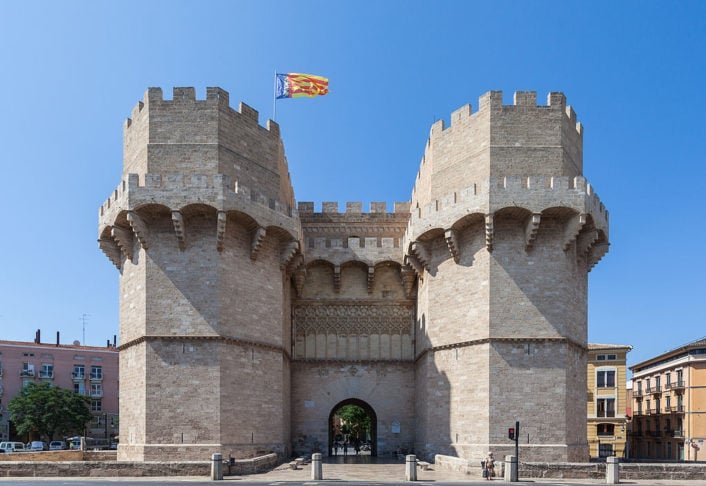 O centro histórico também é um grande atrativo, com monumentos como as Torres de Serranos e de Quart, antigas portas da muralha medieval.