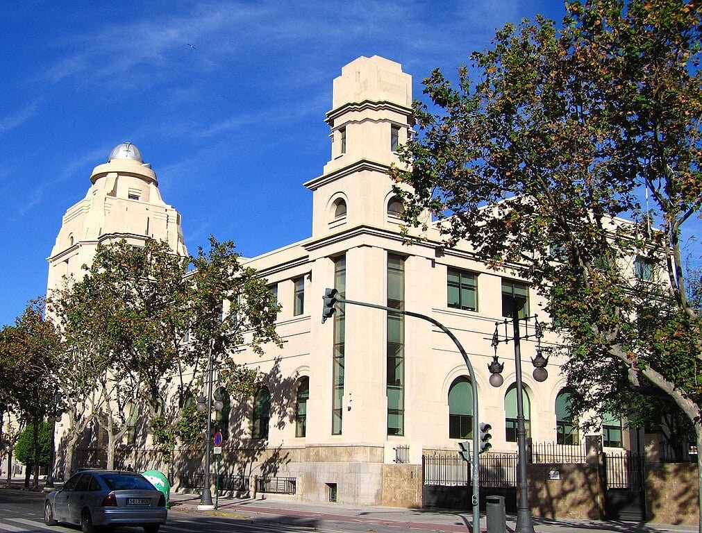 Além disso, a cidade abriga uma das universidades mais antigas do país, a Universidade de Valência, fundada em 1499.