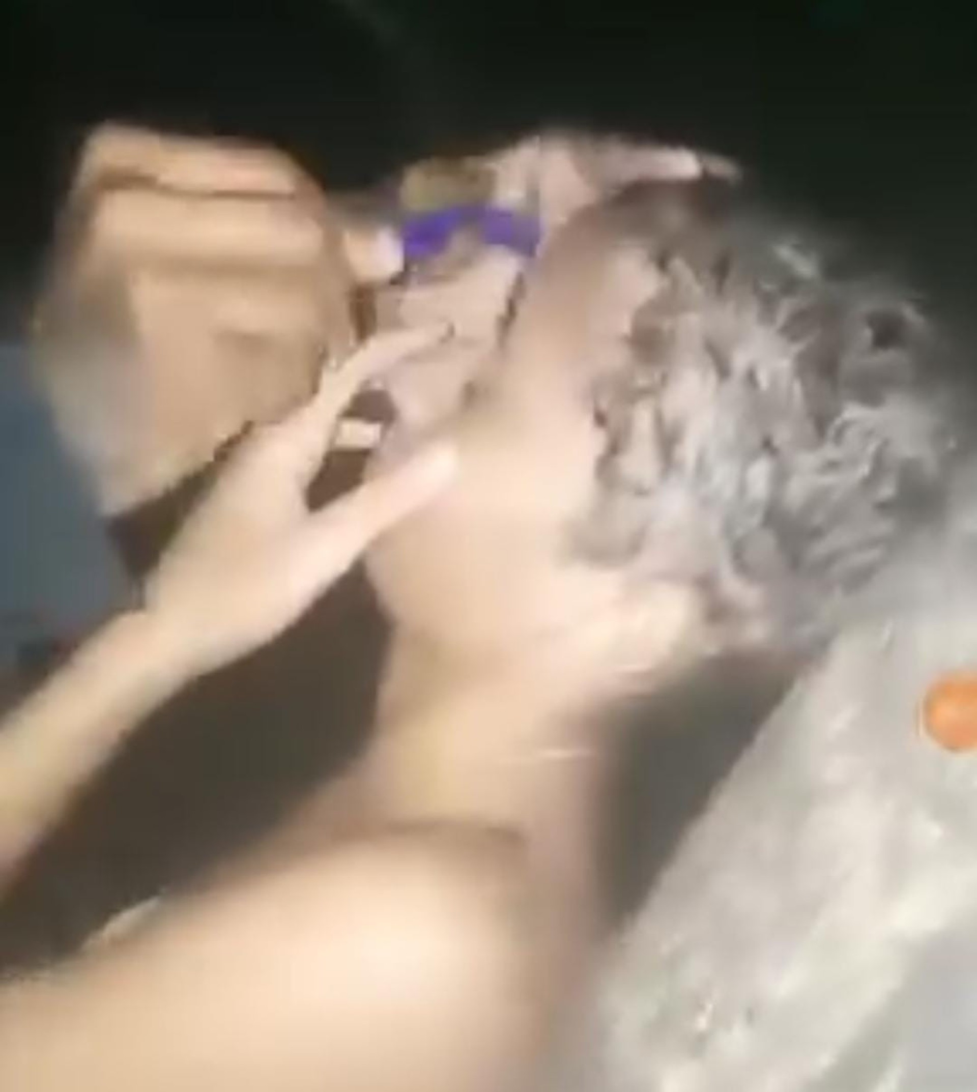 Homem é preso por cortar cabelo e raspar sobrancelha de namorada à força