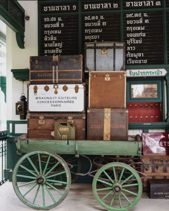 O espaço foi todo construído em um prédio separado que lembra uma estação de trem antiga da Tailândia, cheia de malas, bancos de madeira, peças antigas de trem, desenhos e fotografias históricas. 