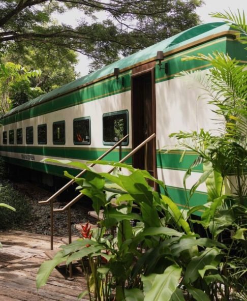 A ideia do projeto na TailÃ¢ndia surgiu quando ele viu um depÃ³sito de trens desativados no paÃ­s com vÃ¡rios vagÃµes enferrujados. A partir dali, ele sentiu que precisava fazer algo a respeito.