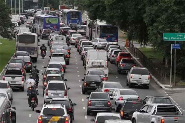 Para circular em vias com carros, os condutores de bicicleta elétrica devem respeitar as mesmas regras previstas para bicicleta constantes do Código de Trânsito Brasileiro. É obrigatório o uso de retrovisor do lado esquerdo e pneus com condições mínimas de segurança.
