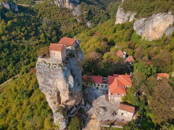 O local sagrado oferece 150 m² de área dedicada à prática religiosa. Além da igreja, tem uma cripta, celas de eremitério (lugar onde vivem eremitas) e até mesmo uma adega.-wikimedia commons Johannesjom