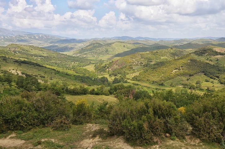 O lago Neuron fica em uma região no sul da Albânia, próximo à fronteira com a Grécia. Ficou constatado que ele tem 138 metros de comprimento e 42 metros de largura.