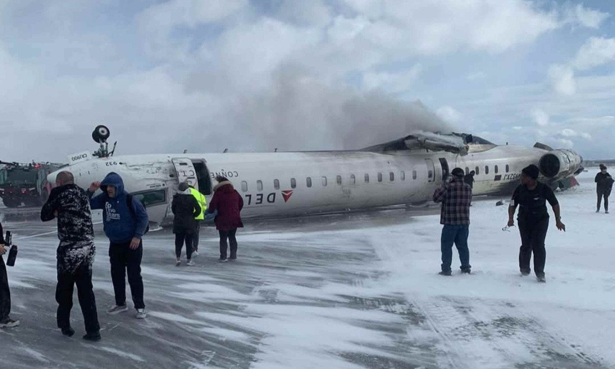 Aeronave da Delta ficou de cabeça para baixo no acidente ocorrido na pista do Aeroporto de Pearson, em Toronto, no Canadá -  (crédito: reprodução/redes sociais)