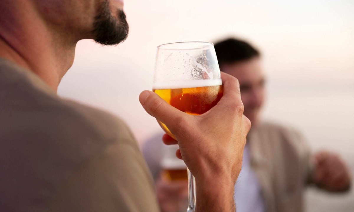 O excesso de álcool aumenta o risco de quedas e lesões devido à perda de coordenação motora -  (crédito: FreePik)